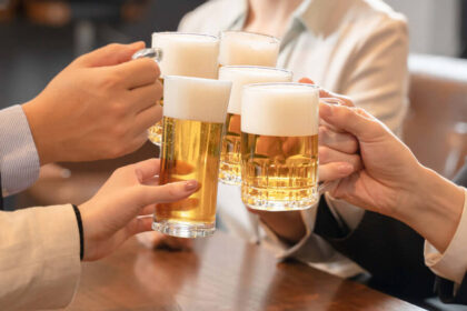 ビールで乾杯する人たち