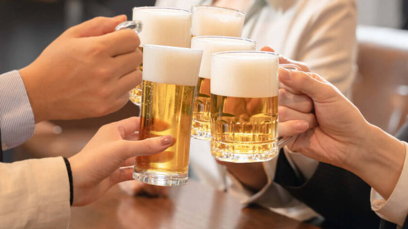 ビールで乾杯する人たち