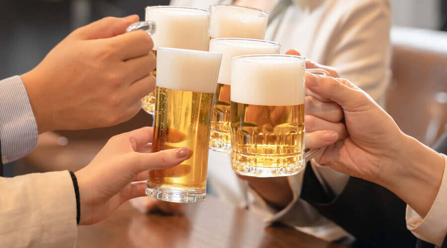 ビールで乾杯する人たち