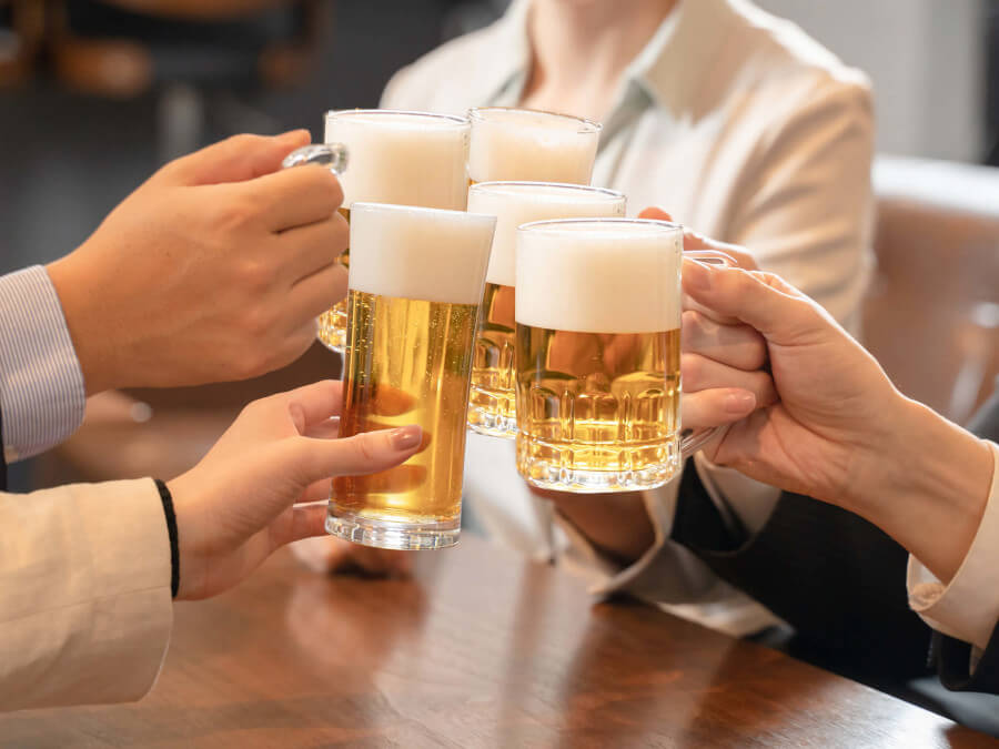 ビールで乾杯する人たち