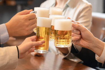 ビールで乾杯する人たち