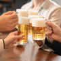 ビールで乾杯する人たち