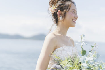ウェディングドレスを着る花嫁