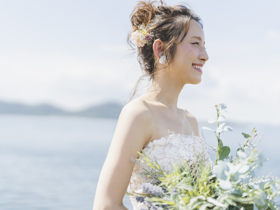 ウェディングドレスを着る花嫁