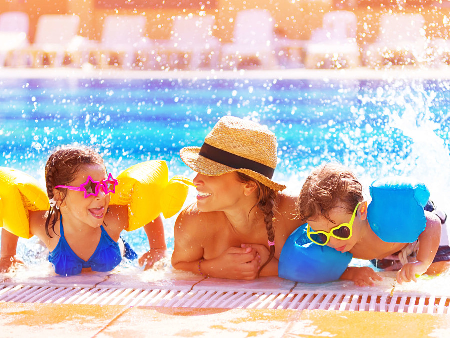 プールで遊ぶ親子