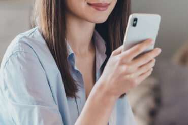マッチングアプリを利用する女性