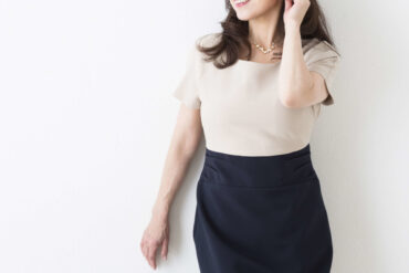 髪をかきあげる女性