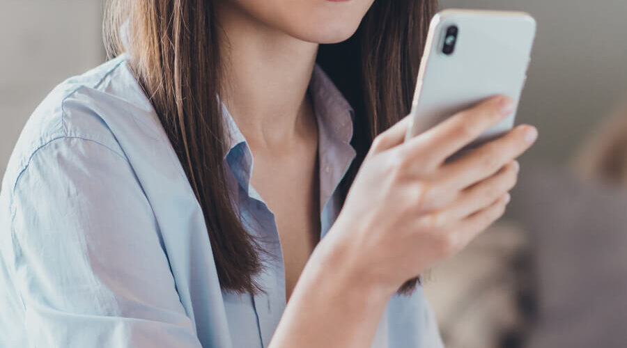 マッチングアプリを利用する女性