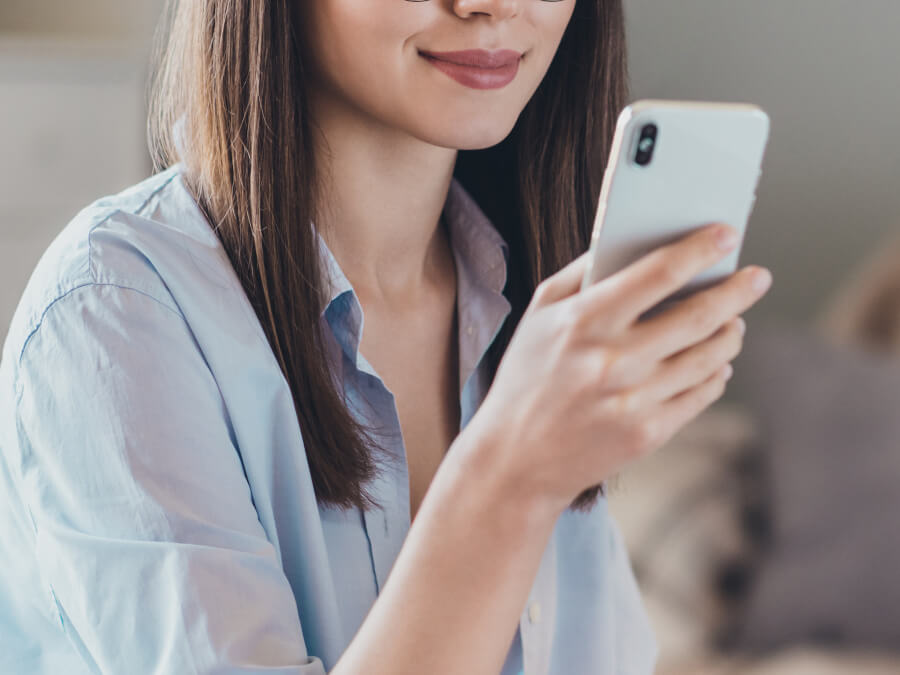 マッチングアプリを利用する女性