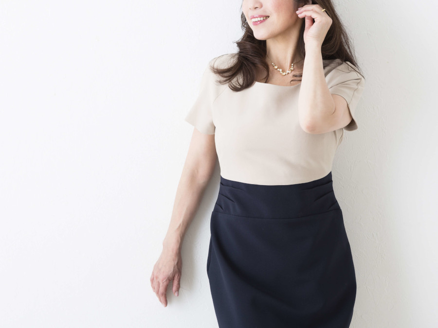 髪をかきあげる女性